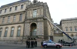 Des policiers près d'un monte-charge utilisé lors d'un cambriolage au musée du Louvre, le 19 octobre 2025 à Paris 