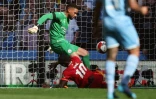 L'attaquant sénégalais de Liverpool Sadio Mané marque le 2e but face au gardien américain de Manchester City Zach Steffen, lors de la victoire des Reds (3-2) en demi-finale de la Coupe d'Angleterre, le 16 avril 2022 au Stade de Wembley à Londres