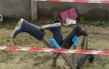Des bottes et des gants mis à sécher après désinfection au centre de santé de Vijana à Kinshasa, le 19 mai 2021