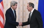 Le secrétaire d'Etat américain John Kerry et son homologue russe Sergueï Lavrov le 15 décembre 2015 à Moscou 