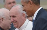 Le Président américain Barack Obama accueille le pape François à son arrivée aux Etats-Unis, sur une base aérienne du Maryland le 22 septembre 2015