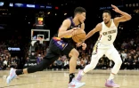 Devin Booker des Phoenix Suns face Ă CJ McCollum des New Orleans Pelicans en match des plays-offs NBA le 19 avril 2022 Ă Phoenix
