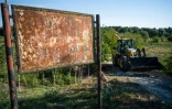 Le panneau d'entrée du village roumain de Plauru, le 12 septembre 2023