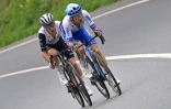 Simon Yates (à droite) et son frère jumeau Adam dans le final de la 1re étape du Tour de France, le 1er juillet 2023