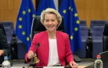 La présidente de la Commission européenne Ursula Von der Leyen prend place pour présider une réunion au siège de l'Union européenne à Bruxelles, le 21 mai 2025