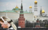 Une passante traverse la Moskva, en face du Kremlin à Moscou, le 27 avril 2022