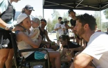 La traileuse Anne-Lise Rousset, en compagnie de son fils Faustin, écoute son mari et coach de l'équipe de France, Adrien Séguret, le 13 juin 2022 au col de Vergio, lors d'une pause dans un point relais pendant sa tentative de battre le record féminin du mythique GR20 en Corse