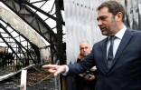 Le ministre de l'Intérieur Christophe Castaner en visite à Chanteloup-les-Vignes (Yvelines) le 5 novembre 2019, trois jours après l'incendie d'une école du cirque  