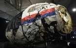 Le cockpit endommagé du Boeing 777 de la compagnie Malaysian Airlines lors de la présentation du rapport final sur les causes du crash du vol MH17, le 13 octobre 2015 à Gilze Rijen, aux Pays-Bas