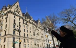 Susan Ryan, qui organise des visites guidées du New York des Beatles, pointe du doigt le Dakota, l'immeuble où vécut John Lennon de 1973 à sa mort