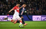L'attaquant de Monaco Wissam Ben Yedder (g) tire devant le défenseur du PSG Thiago Silva, le 12 janvier 2020 au Parc des Princes  