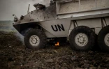 Un véhicule blindé de transport de troupes de la Monusco endommagé, laissé sur le bas-côté de la route à Nzulo, reliant Goma à la ville de Sake, le 25 janvier 2025
