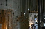 Des clefs suspendues, reliques de maisons détruites par Israël dans le sud du Liban, figurent au nombre des oeuvres de l'exposition "Hkeeli ya Jnoub" (Dis-moi, Ô Sud), le 17 juillet 2026 à Beyrouth