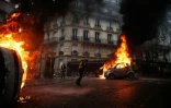 Des véhicules incendiés lors de heurts entre gilets jaunes et forces de police, le 1er décembre 2018 à Paris