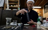 Le conservateur Takao Makino utilise du washi pour restaurer des oeuvres d'art, le 4 juin 2019 Ă Saitama, au Japon