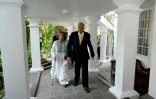 Le Premier ministre sortant du Sri Lanka, Ranil Wickremesinghe, et son épouse Maithree Wickramasinghe quittent leur résidence officielle à Colombo,  le 21 novembre 2019