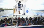 Des migrants haïtiens à bord d'un bateau pour atteindre la zone frontalière avec le Panama, le 23 septembre 2021 à Necocli, en Colombie