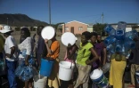 Des habitants font la queue lors d'une distribution d'eau Ă Adelaide, le 26 novembre 2019 en Afrique du Sud