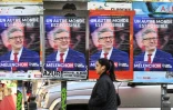 Une femme passe devant des affiches de campagne du député et candidat à la présidence du parti de gauche français La France Insoumise (LFI), Jean-Luc Mélenchon, à Marseille le 31 mars 2022