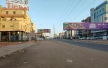 Une rue déserte de Khartoum pendant des combats entre l'armée et les paramilitaires, le 5 mai 2023 au Soudan