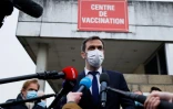 Le ministre de la Santé Olivier Véran, qui est également médecin, est vacciné avec une dose AstraZeneca le 8 février 2021 au centre hospitalier de Melun, en tant que soignant