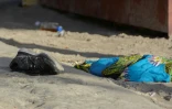 Une chaussure sur la plage voisine de la discothèque Blue Parrot, à Playa del Carmen au Mexique, le 16 janvier 2017.