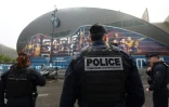 Les forces de l'ordre en patrouille devant le Parc des Princes Ă la veille du match PSG-Barcelone, le 9 avril 2024