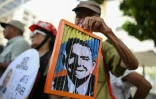 Un manifestant tient un dessin représentant l'opposant vénézuélien Edmundo Gonzalez Urrutia lors d'un rassemblement à l'appel de l'opposition, le 28 septembre 2024 à Caracas