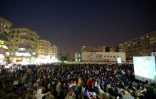 Les supporteurs égyptiens regardent le match sur un écran géant, le 19 juin 2018 au Caire