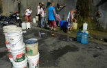 Des personnes remplissent des bidons avec de l'eau de la montagne Guaraira Repano Ă Caracas, le 21 Janvier 2016