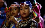 De jeunes aborigènes Bunun en habits traditionnels lors d'une fête dans le village de Chishang, à Taïwan, le 30 avril 2021