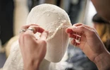 Une couturière travaille sur une pièce de dentelle dessinée par la styliste espagnole Maria Bernad, fondatrice de l'atelier Les Fleurs Studio, le 5 mai 2026 à Paris