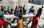 Des Palestiniens transportent le corps d'un des cinq journalistes tués lors d'une frappe israélienne sur l'hôpital Nasser à Khan Younès, dans le sud de Gaza, lors de funérailles, le 25 août 2025 