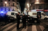Policiers à l'entrée du périmètre de sécurité, après l'attaque au couteau qui a fait deux morts dont l'assaillant, à Paris le 12 mai 2018