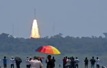 Des spectateurs assistent au décollage de la fusée PSLV XL transportant la sonde d'observation solaire Aditya-L1 depuis le centre spatial Satish Dhawan, à Sriharikota, le 2 septembre 2023 en Inde
