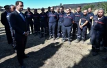 Le ministre de l'Intérieur Christophe Castaner (G) rencontre des pompiers à Générac (Gard), le 3 août 2019