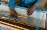 Le tisserand Asefaw Yemu dans un atelier  du quartier Shiromeda à Addis Abeba, le 7 octobre 2025 en Ethiopie