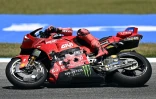 L'Espagnol Marc Marquez après sa chute dans le Grand Prix MotoGP d'Espagne à Jerez de la Frontera, dans le sud de l'Andalousie le 27 avril 2025