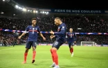 Kylian Mbappé exulte devant Kingsley Coman après son 2e but personnel lors du large succès des Bleus contre le Kazakhstan au Parc des Princes, le 13 novembre 2021     