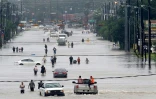 Des voitures piégées par les inondations à Houston le 27 août 2017