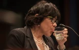 La maire de Flint, Karen Weaver boit un verre d'eau lors d'une audience à Washington DC, le 10 février 2016