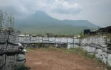 Vue sur une position abandonnée de l'armée congolaise sur les pentes du mont Nyiragongo, dans la banlieue de Goma, le 2 février 2025
