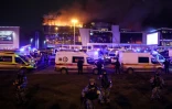 Des agents des forces de l'ordre sont déployés à l'extérieur de la salle de concert Crocus City Hall en feu, à la suite de la fusillade qui s'est produite à Krasnogorsk, près de Moscou, le 22 mars 2024