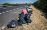 Images des débris sur les lieux d'un accident de bus polonais en Hongrie, qui a fait 12 morts et au moins 10 blessés graves, le 16 août 2026 près de Mezokeresztes, à environ 150 km à l'est de Budapest