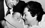 Olivia de Havilland avec son mari, le Français Pierre Galante, et leur fille Gisèle, le 21 juillet 1956 à Neuilly-sur-Seine