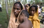 Des réfufiés Rohingyas attendent leur tour pour recevoir de l'aide humanitaire dans le camp de Balukhali, au Bangladesh, le 15 septembre 2017.