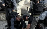 Des garde-frontières israéliens donnent les premiers soins à un policier qui vient d'être poignardé par un Palestinien dans la Vieille ville de Jérusalem, le 10 octobre 2015