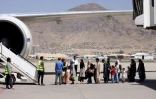 Des passagers attendent de monter à bord d'un avion de la compagnie pakistanaise Pia, le 13 septembre 2021 à l'aéroport de Kaboul, en Afghanistan