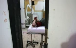 Photo d'une victime d'un raid aérien prise dans un hôpital de Douma, dans la région syrienne de la Ghouta orientale, le 6 février 2018
