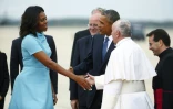La première dame Michelle Obama acueille le pape François à son arrivée aux Etats-Unis, sur une base aérienne du Maryland le 22 septembre 2015